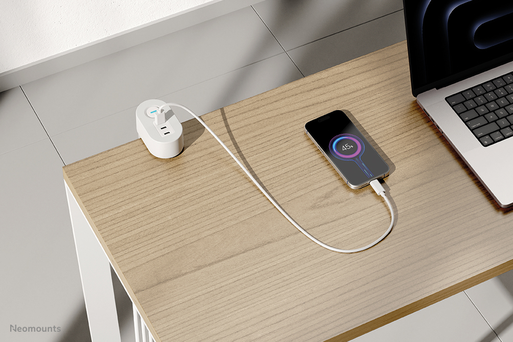 Neomounts DS22-840WH6 Tischsteckdose mit Klemme und USB-C- und USB-A-Anschlüssen - Schnellladung